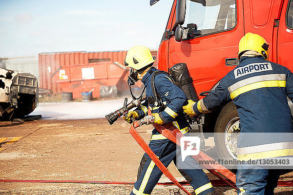 Feuerwehrmänner und Feuerwehrauto im Ausbildungszentrum  Darlington  UK