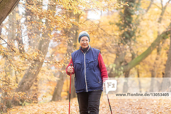 Ältere Frau beim Nordic Walking im Park