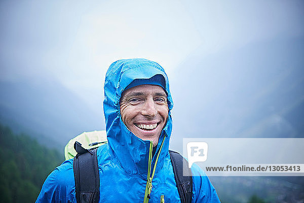 Porträt eines Wanderers bei nassen Bedingungen  Mont Cervin  Matterhorn  Wallis  Schweiz