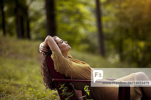Frau entspannt auf Liegestuhl in Akte