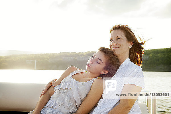 Tochter und Mutter entspannen sich im Boot auf dem See
