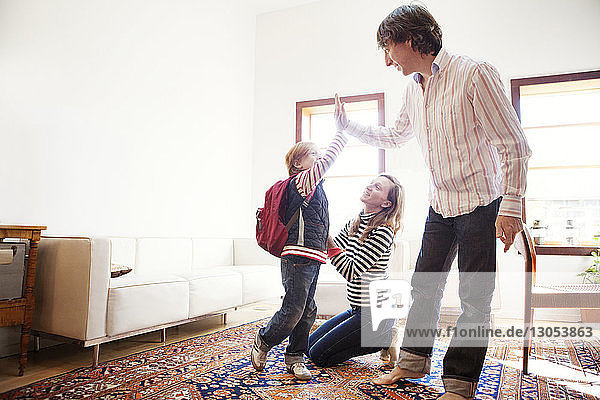 Glückliche Familie im Wohnzimmer