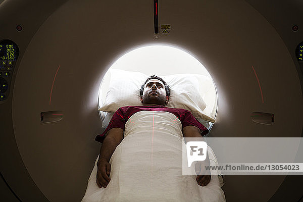 Hochwinkelansicht eines Patienten  der im Krankenhaus einer MRT-Untersuchung unterzogen wird