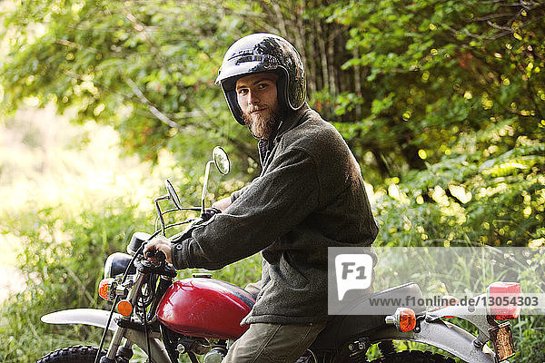 Porträt eines auf einem Motorrad sitzenden Mannes