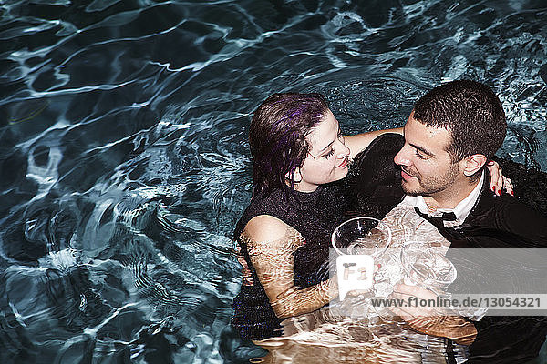 Hochwinkelansicht eines Paares im Schwimmbad