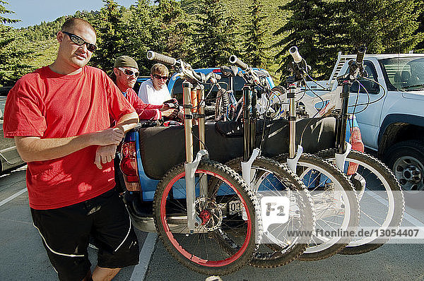 Mountainbiker stehen bei den Fahrrädern im Pick-up
