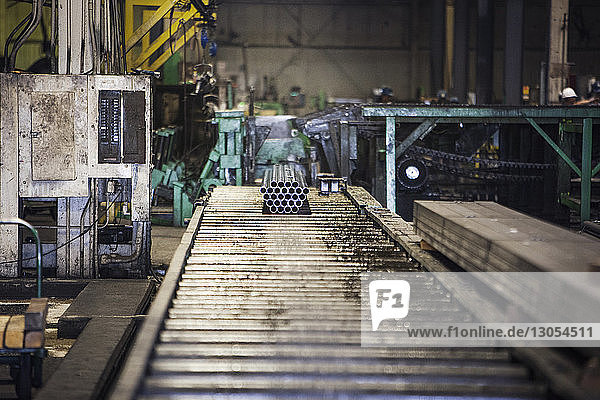Metallische Rohre an Maschinen in der Metallindustrie