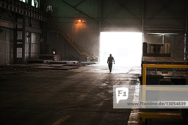 Arbeiter zu Fuß in der Metallindustrie