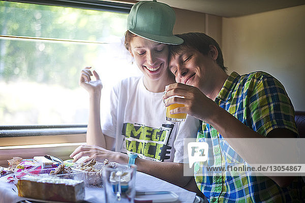 Lächelndes Paar reist im Zug
