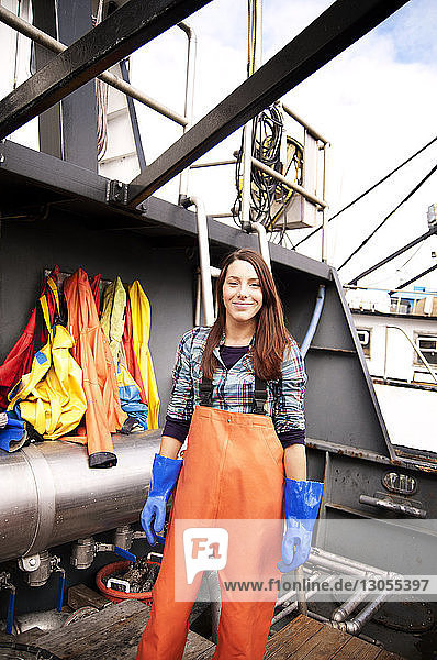 Porträt einer lächelnden Frau  die auf einem Fischerboot steht