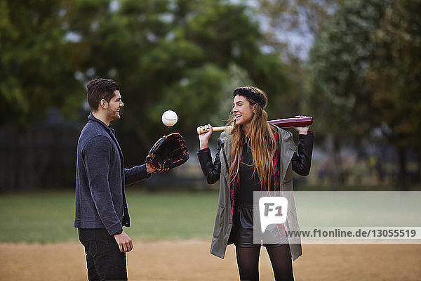 Paar spielt Baseball auf dem Spielfeld