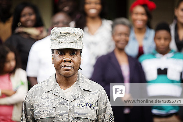 Porträt einer selbstbewussten Soldatin  die sich gegen ihre Familie stellt