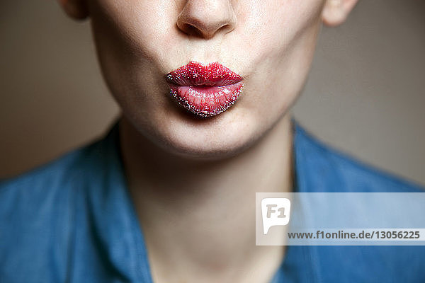 Mittelteil einer Frau mit zuckerbedeckten Lippen
