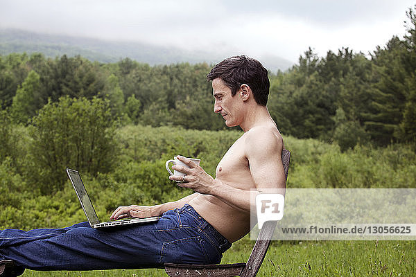 Seitenansicht eines Mannes mit Laptop-Computer