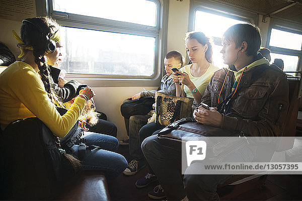 Freunde reisen an sonnigen Tagen im Zug