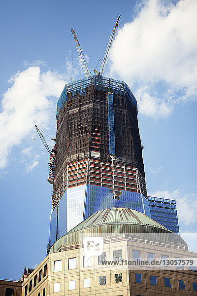 Niedrigwinkelansicht des Baus des One World Trade Center in der Stadt gegen den Himmel