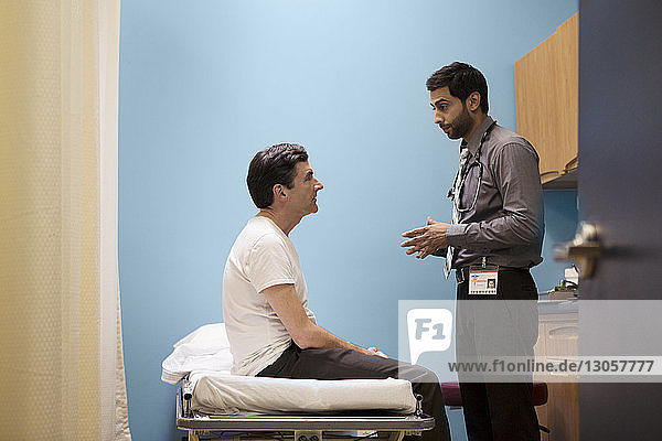 Arzt erklärt Patient im Krankenhaus