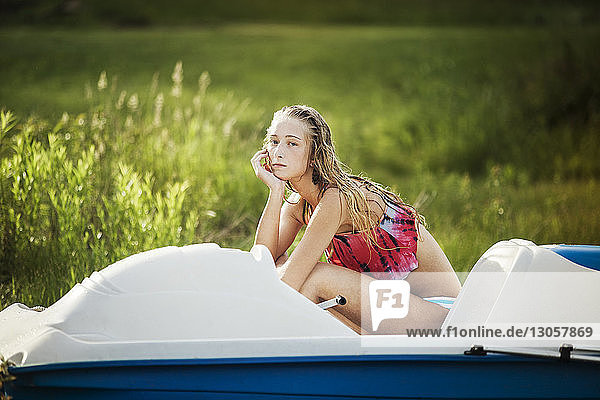 Porträt einer Frau mit Hand am Kinn sitzend im Boot