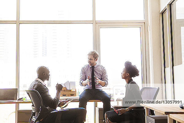 Geschäftsleute  die an Besprechungen teilnehmen  während sie im Büro sitzen