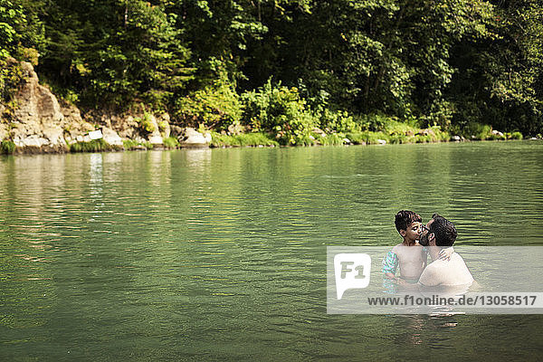 Vater und Sohn küssen sich im Fluss