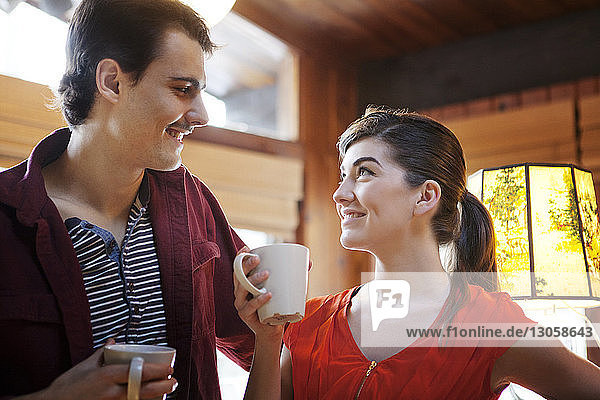 Ehepaar trinkt Kaffee im Café