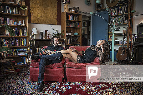 Junges Paar entspannt sich zu Hause auf dem Sofa