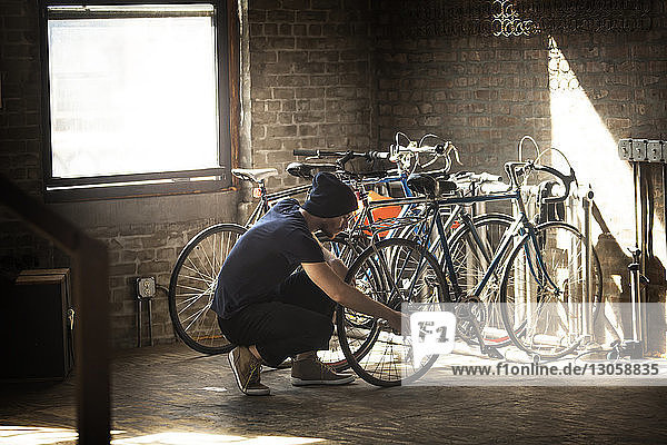 Mann repariert Fahrrad zu Hause