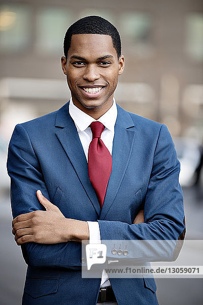 Porträt eines lächelnden Geschäftsmannes  der im Freien steht