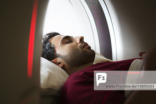 Nahaufnahme eines Mannes  der sich im Krankenhaus einer MRT-Untersuchung unterzieht