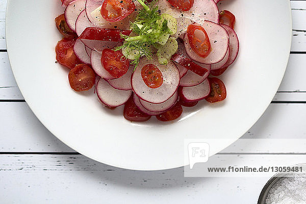 Nahaufnahme von Radieschen- und Tomatensalat auf dem Tisch