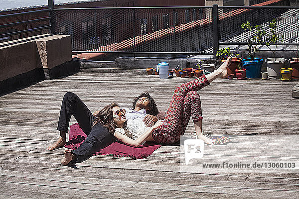 Paar entspannt auf der Gebäudeterrasse