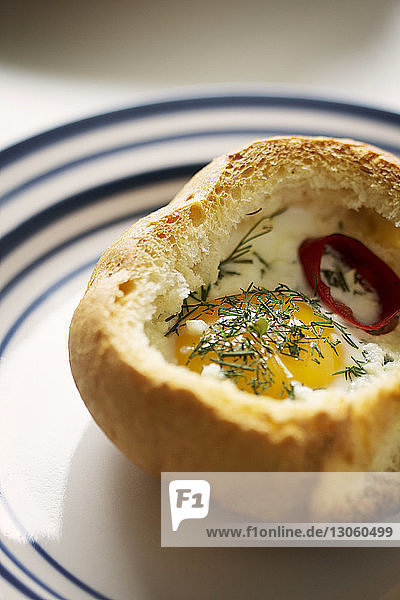 Nahaufnahme von Eiern  die in einer Brotschale auf einem Teller serviert werden
