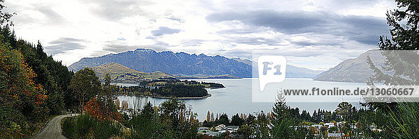 Panoramablick vom See gegen die Berge