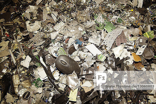 Hochwinkelansicht von unordentlichem Elektroschrott in einer Recycling-Anlage
