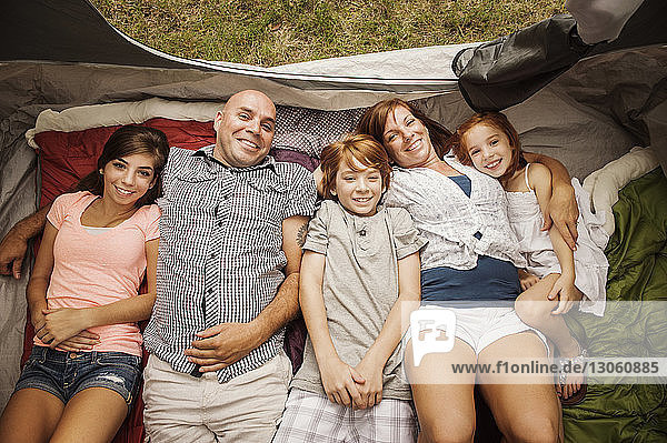 Porträtansicht einer glücklichen Familie  die sich im Zelt ausruht