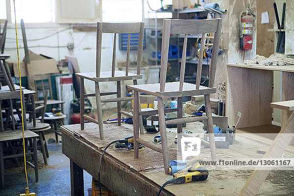 Holzstühle und Arbeitswerkzeuge in der Industrie
