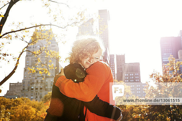 Glückliches junges Paar umarmt sich im Central Park an einem sonnigen Tag