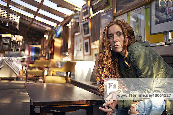 Porträt einer Frau im Cafe sitzend