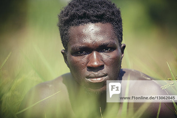 Nahaufnahme-Porträt eines selbstbewussten Landwirts auf dem Feld