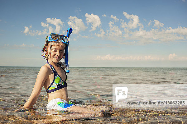 Porträt eines glücklichen Mädchens im Meer an einem sonnigen Tag