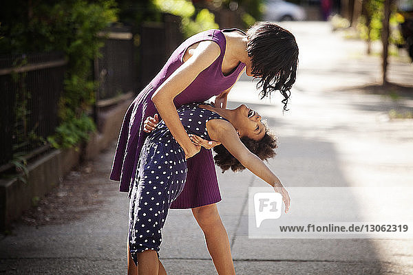 Glückliche Mutter mit Tochter