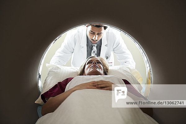 Frau unterzieht sich einer MRT-Untersuchung durch einen im Krankenhaus stehenden Arzt
