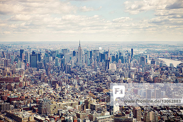 Luftaufnahme von New York City gegen den Himmel