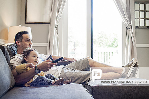 Vater und Tochter sehen zu Hause fern