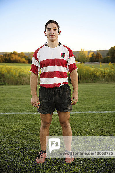 Porträt eines auf dem Spielfeld stehenden Rugby-Spielers in voller Länge