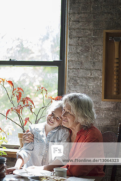 Frau mit Enkelin entspannt sich zu Hause