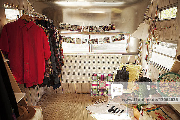 Kleiderständer und Fotos im Wohnmobil