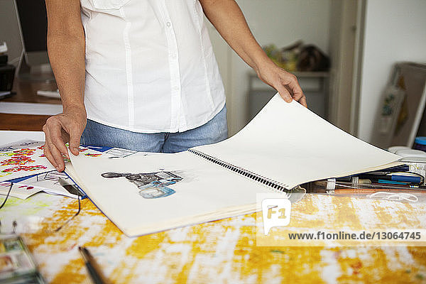 Beschnittenes Bild einer Frau  die sich im Kunstatelier Skizzen ansieht