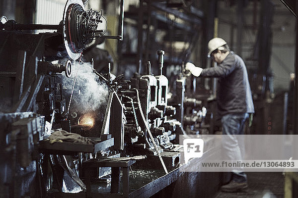 In der Metallindustrie arbeitender Mann