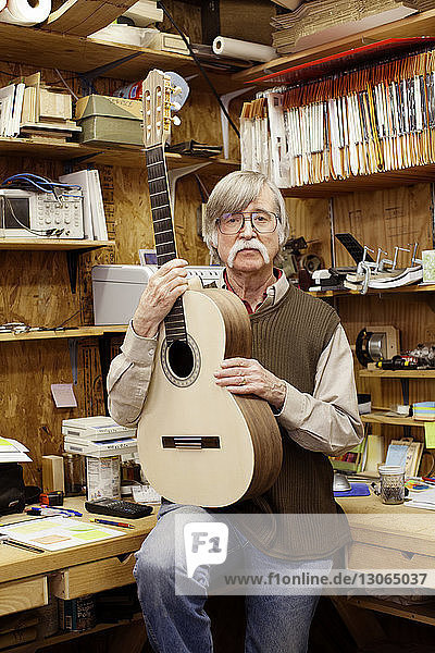 Porträt eines Mannes mit Gitarre beim Workshop